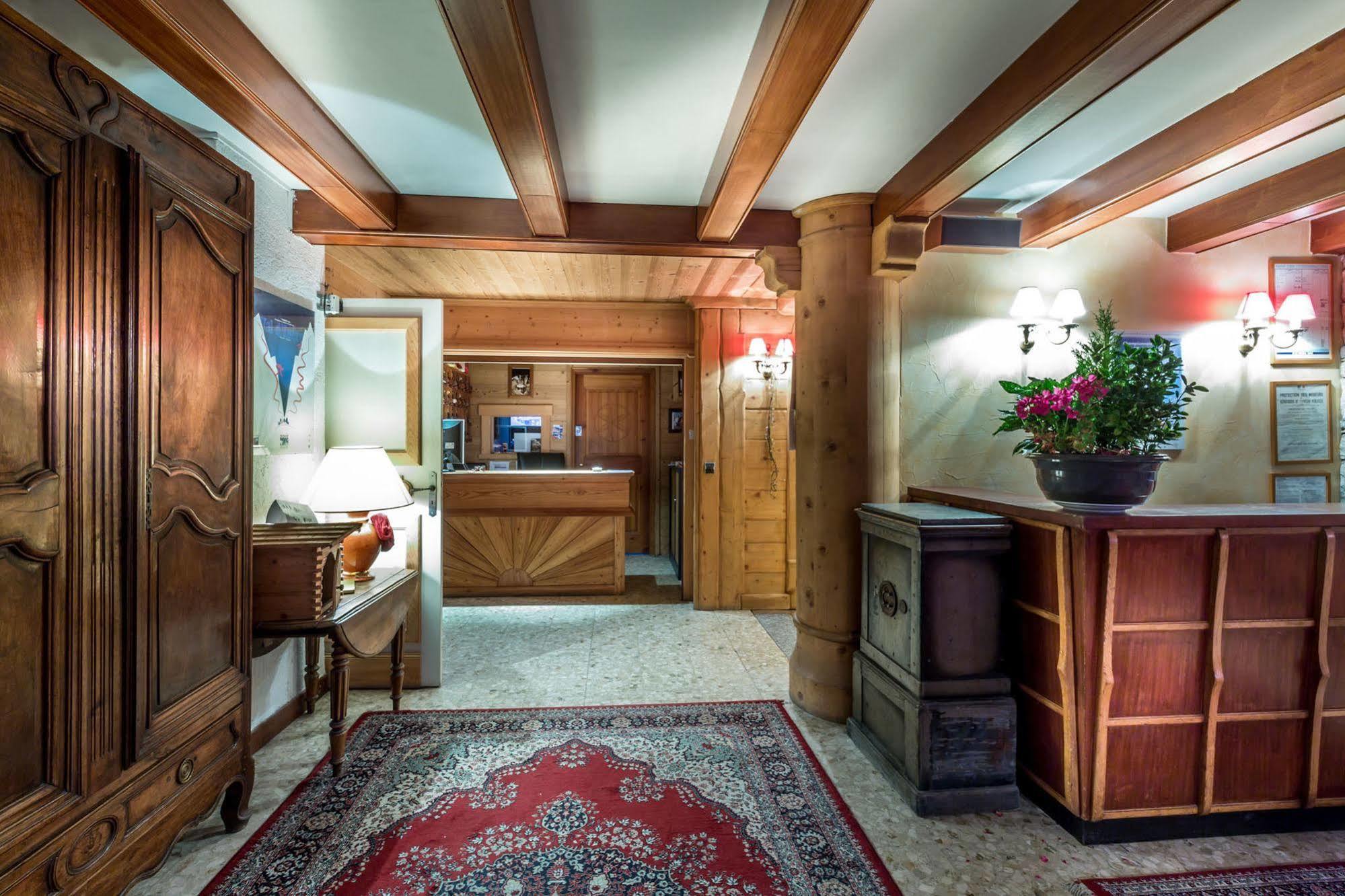 Les Cretes Blanches Hotel วาลดีแซร์ ภายนอก รูปภาพ